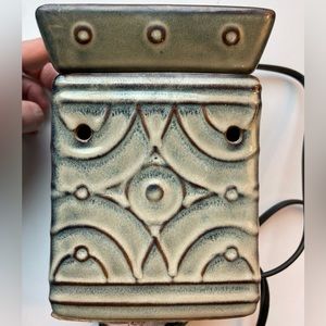Scentsy retired Edgar Allen Poe inspired ceramic warmer.
